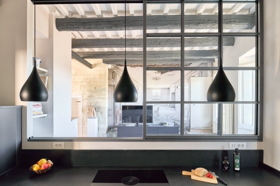 Blick durch großes Loft-Fenster