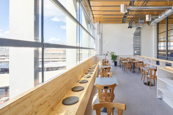 Offenes Bahnhofscafé mit Ausblick