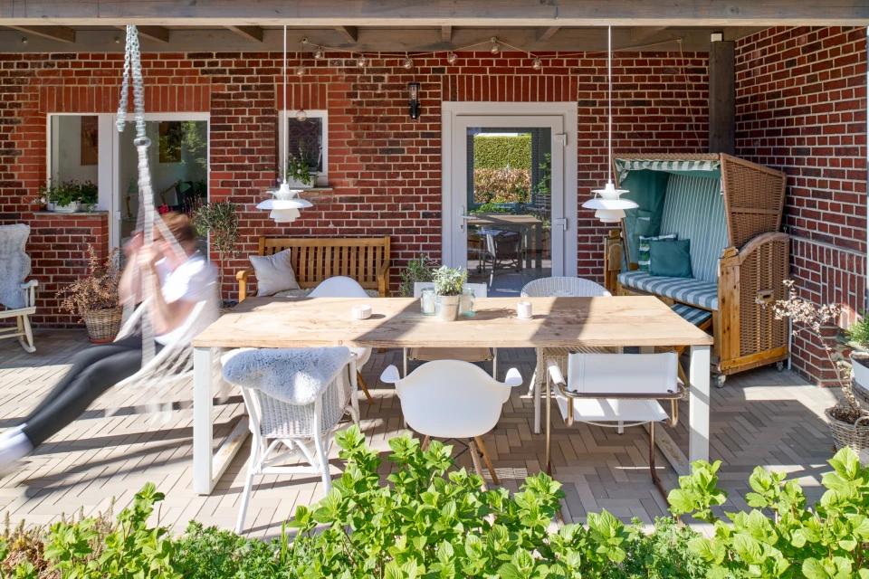 Gemütliche Terasse mit Schaukel und Strandkorb