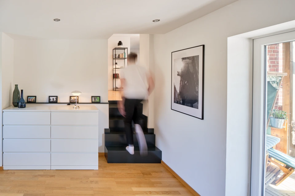 Zwischenraum mit Blick ins Wohnzimmer