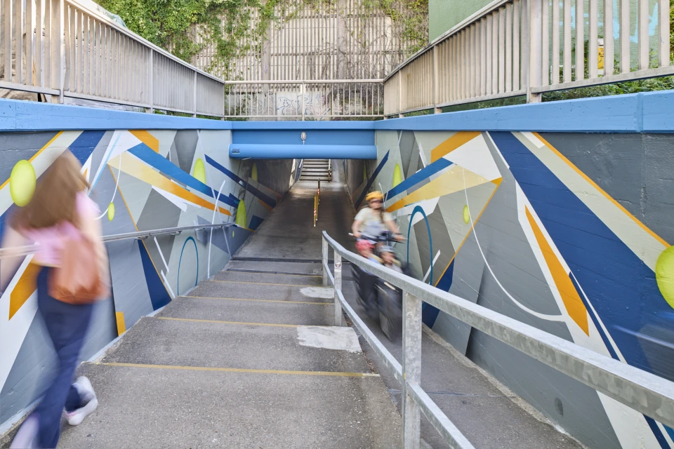 Fußgängertunnel Abendblau mit Fußgängerin und Radfahrerin