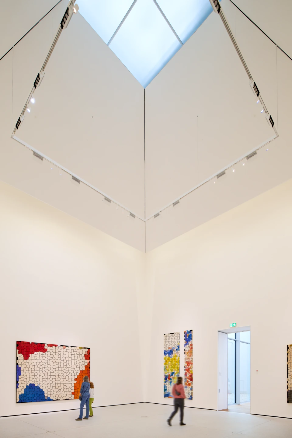 Luftiger Ausstellungsraum mit Oberlicht