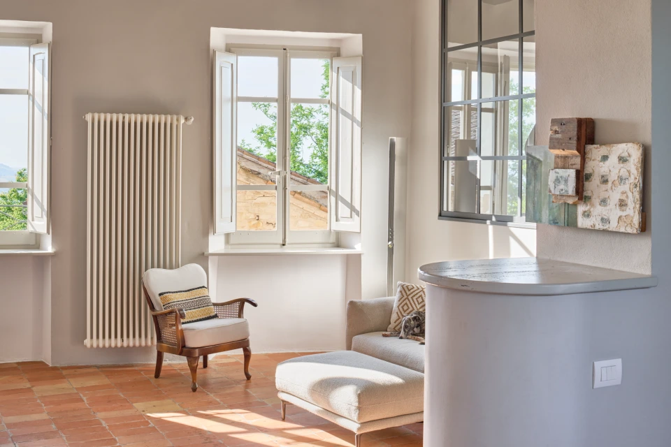 Heller Wohnbereich mit Sofa