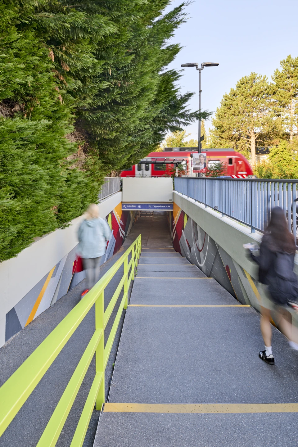 Weg in den Tunnel zur S-Bahnstation