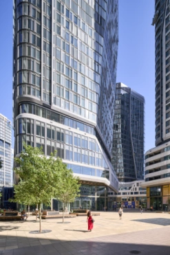 Architekturfotografie Vorplatz mit Menschen