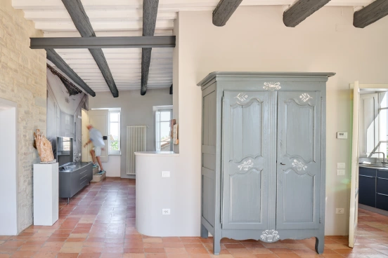 Offener Wohnbereich mit hohen Decken