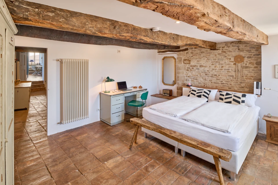 Schlafzimmer mit Blick zum Wohn- Essbereich