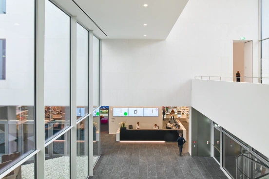 Offenes Foyer über 3 Stockwerke