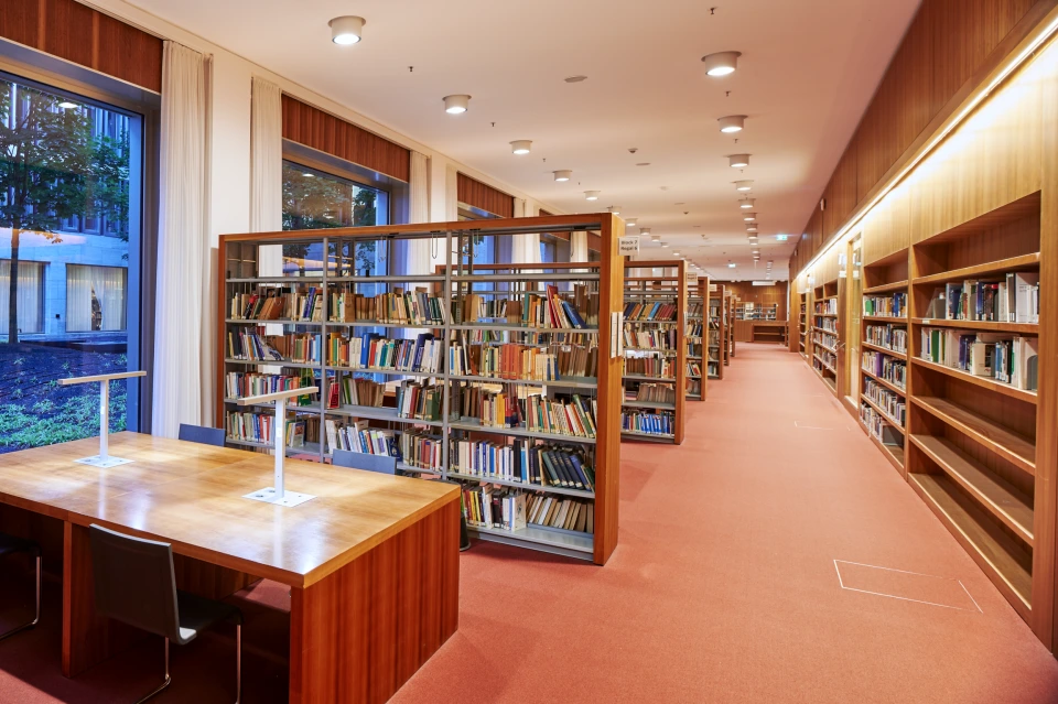 Bücherregale Bibliothek PEG Gebäude