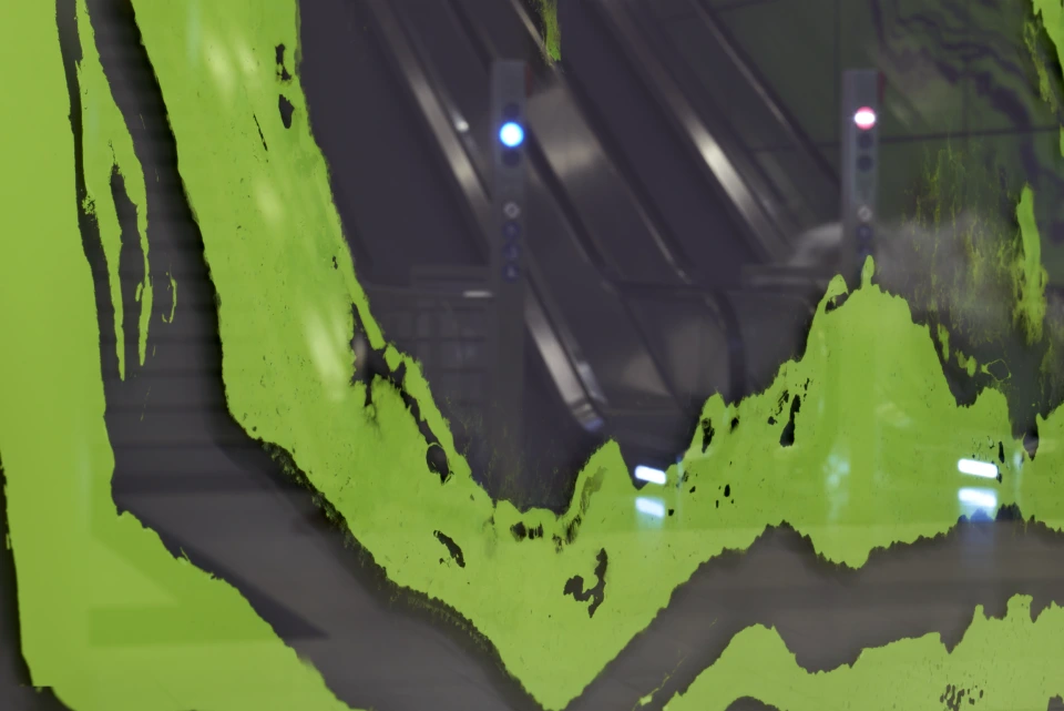 Detail Glaswand Bahnhof Graf-Adolf-Platz