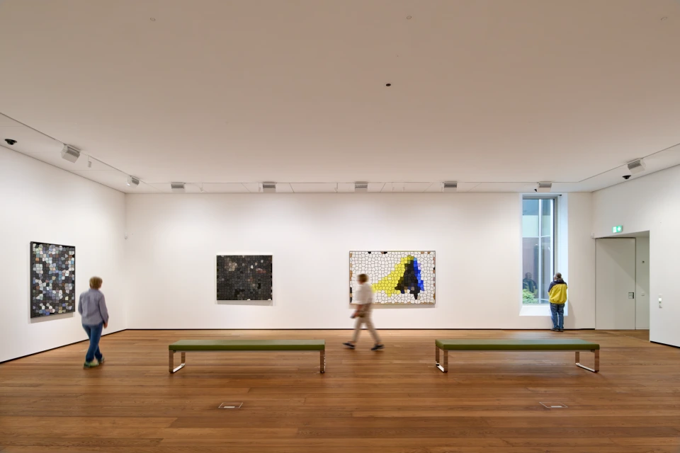 Ausstellungsraum mit Blick zum Innenhof