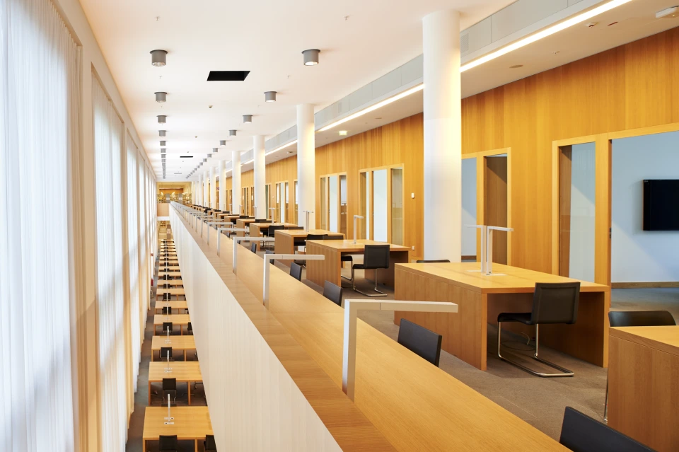 Offene Bibliothek mit Arbeitsplätzen