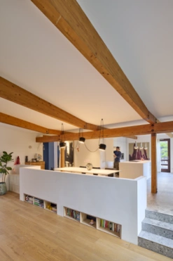 Küche und Essbereich auf erhöhter Etage