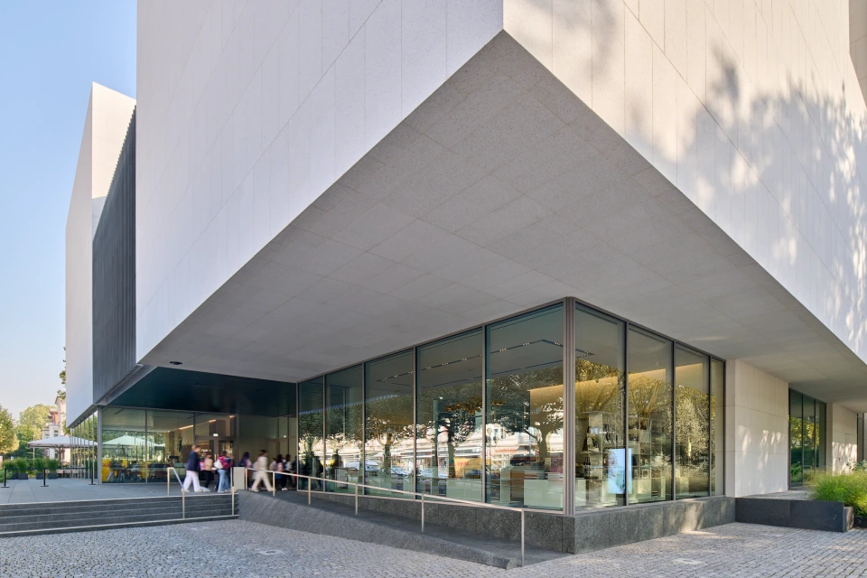 Überhang Baukörper Museums Eingang