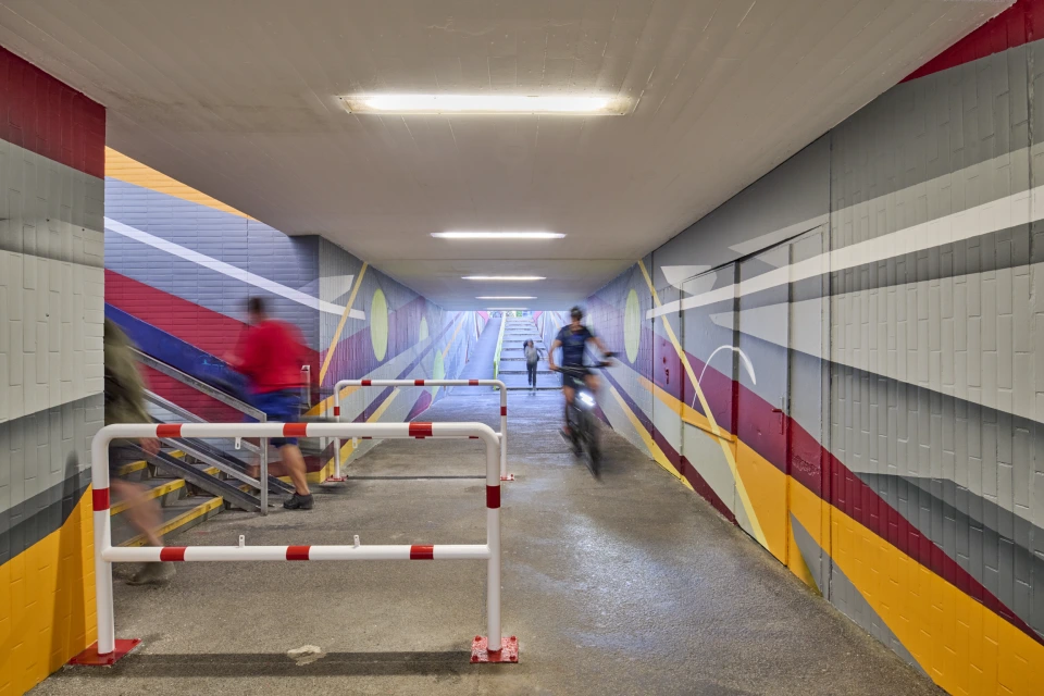 Fußgängertunnel mit Treppenaufgang Passanten und Radfahrern
