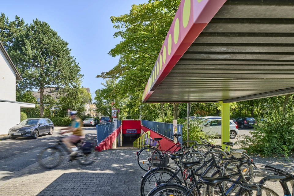 Fahrradunterstandt mit Blick zum Tunnel Morgenrot
