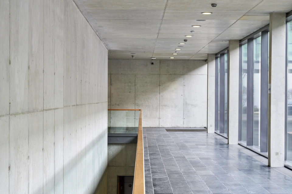 Flur mit Sichtbeton Institute Physik