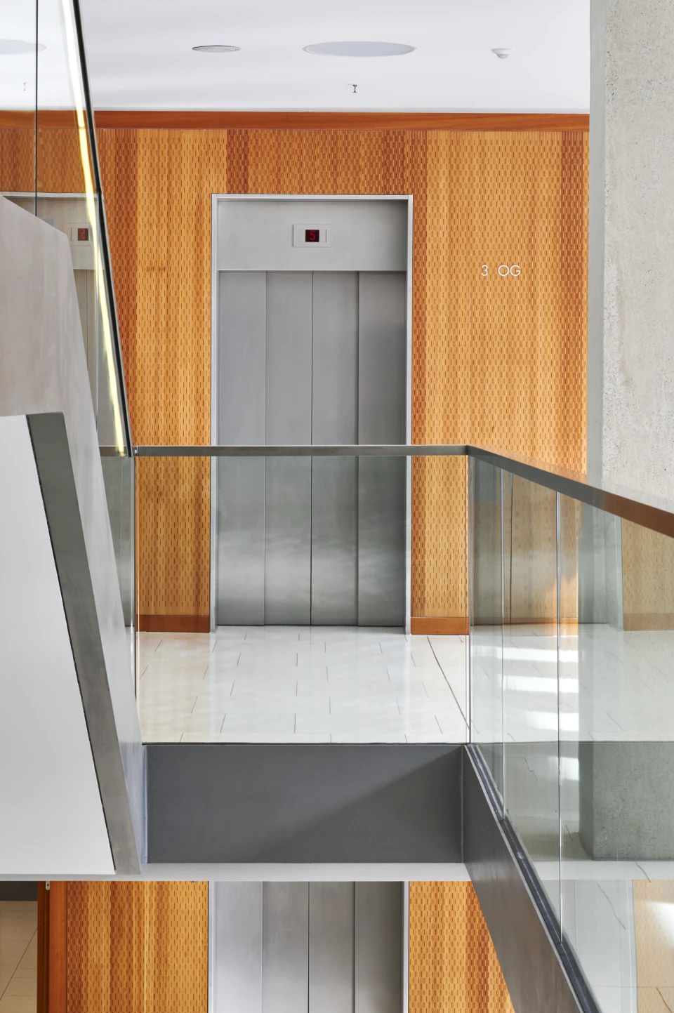 Detail Treppenhaus mit Fahrstuhl