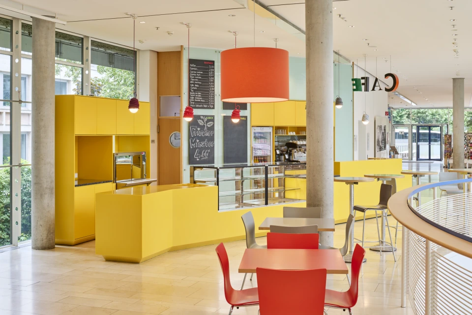 Überblick Museumscafé mit bunten Tischen