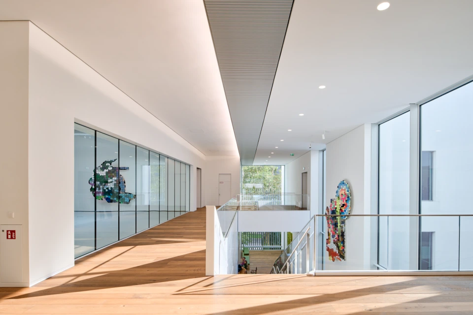 Aufgang Obergeschoss mit gläsernem Ausstellungsraum