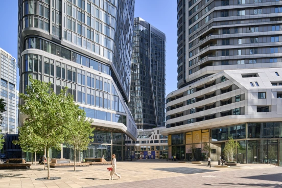 Belebter Vorplatz FOUR Frankfurt