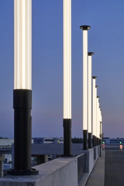 Detail des gleichmäßig leuchtenden Reflektors bei Dunkelheit