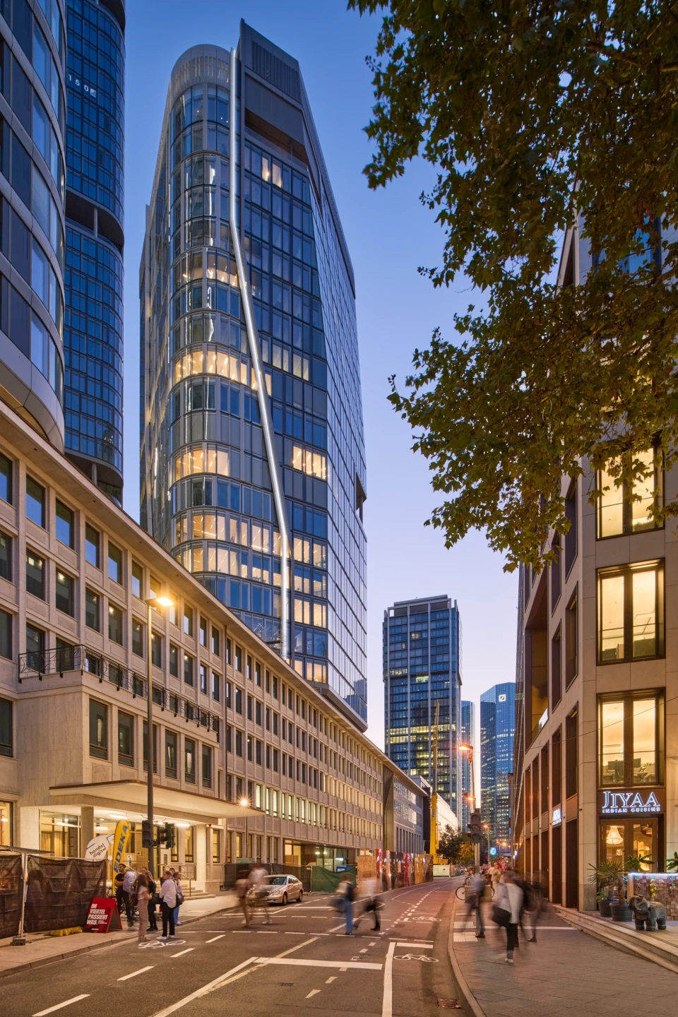 FOUR im Zentrum eines belebten Viertels