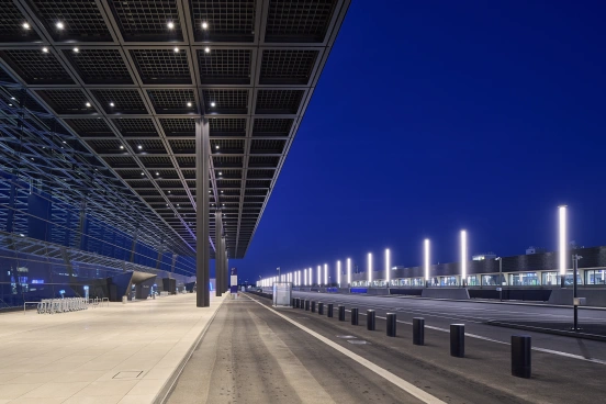 Flughafen Terminal 3 Eingangsbereich mit einladendem Beleuchtungskonzept