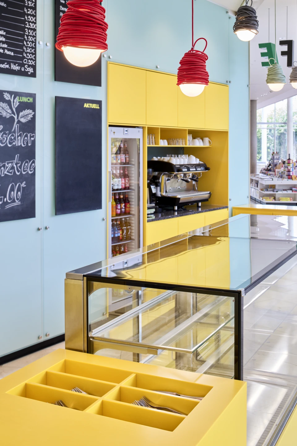 Detail Eingelassener Besteckkasten und Vitrine