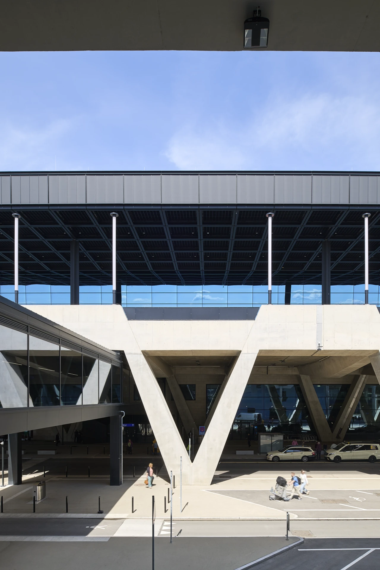 Ikonische Lichtinstalation auf der Abflugsebene des FRA Terminal 3