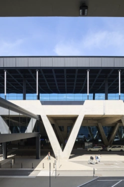 Ikonische Lichtinstalation auf der Abflugsebene des FRA Terminal 3