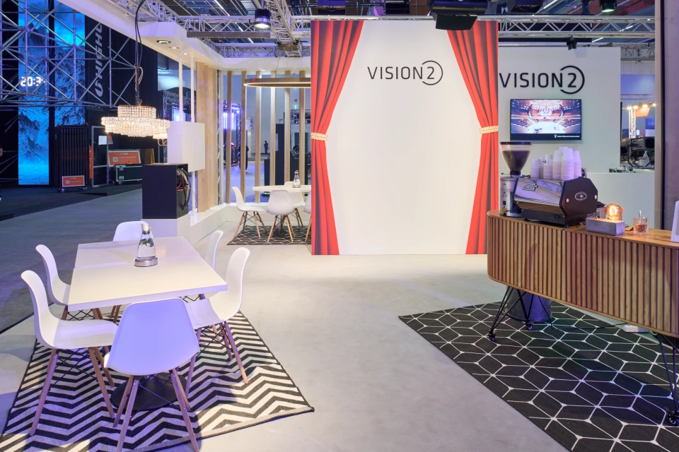 Messestand mit Sitzbereich und Coffee-Bike