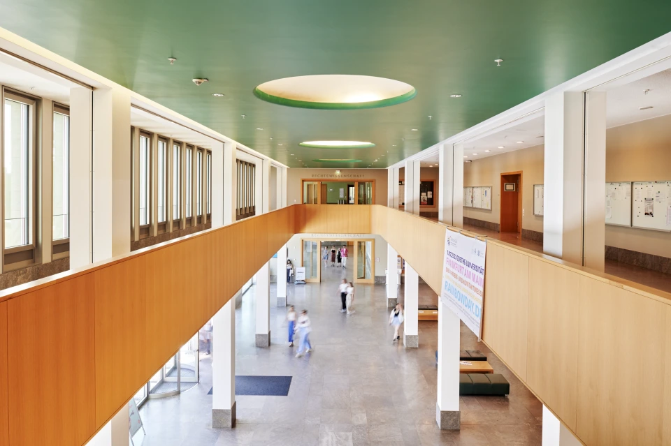 1. OG Foyer Institutsgebäude