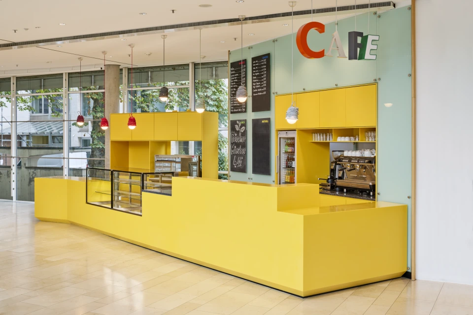 Fugenlose Café Theke aus LX Hausys Hi Macs