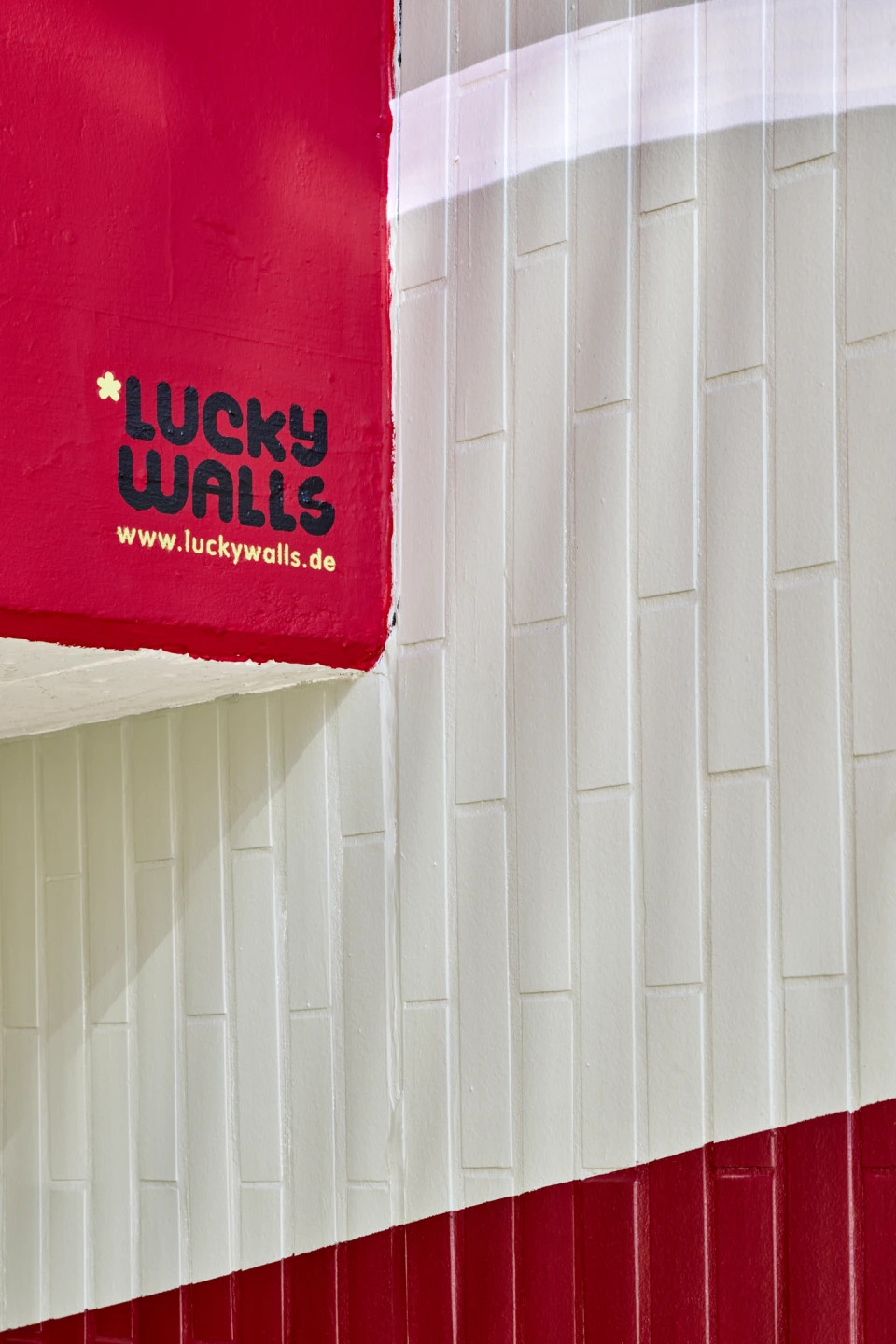 Grafisches Detail Artwork Morgenrot mit Lucky Walls Logo
