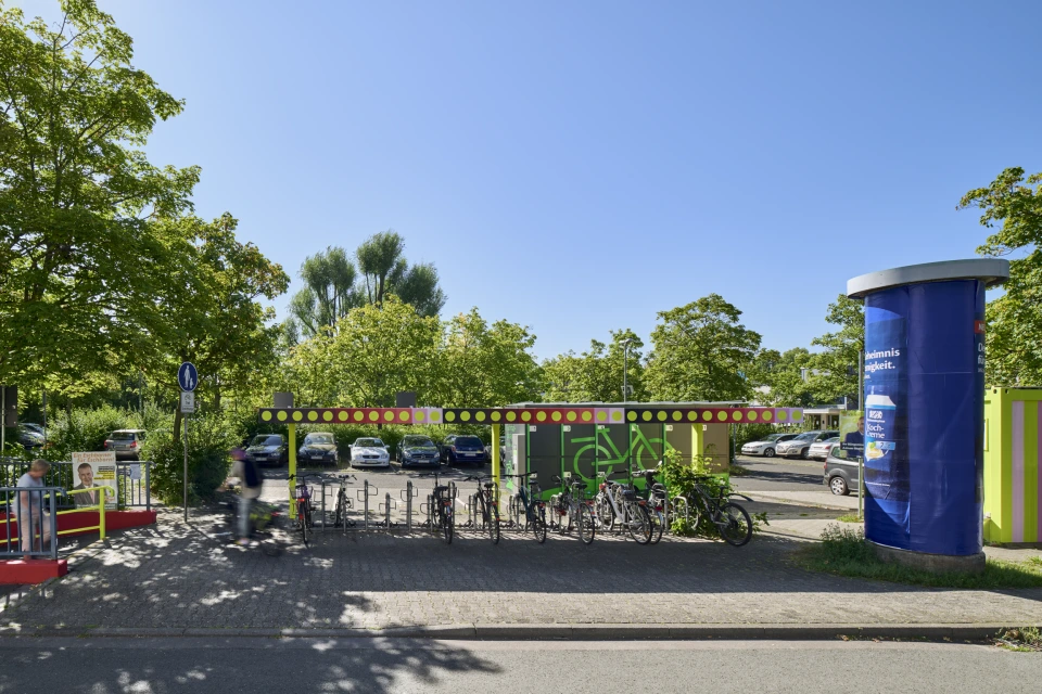 Architekturfotografie Fahrradunterstand vor P&R Parkplatz
