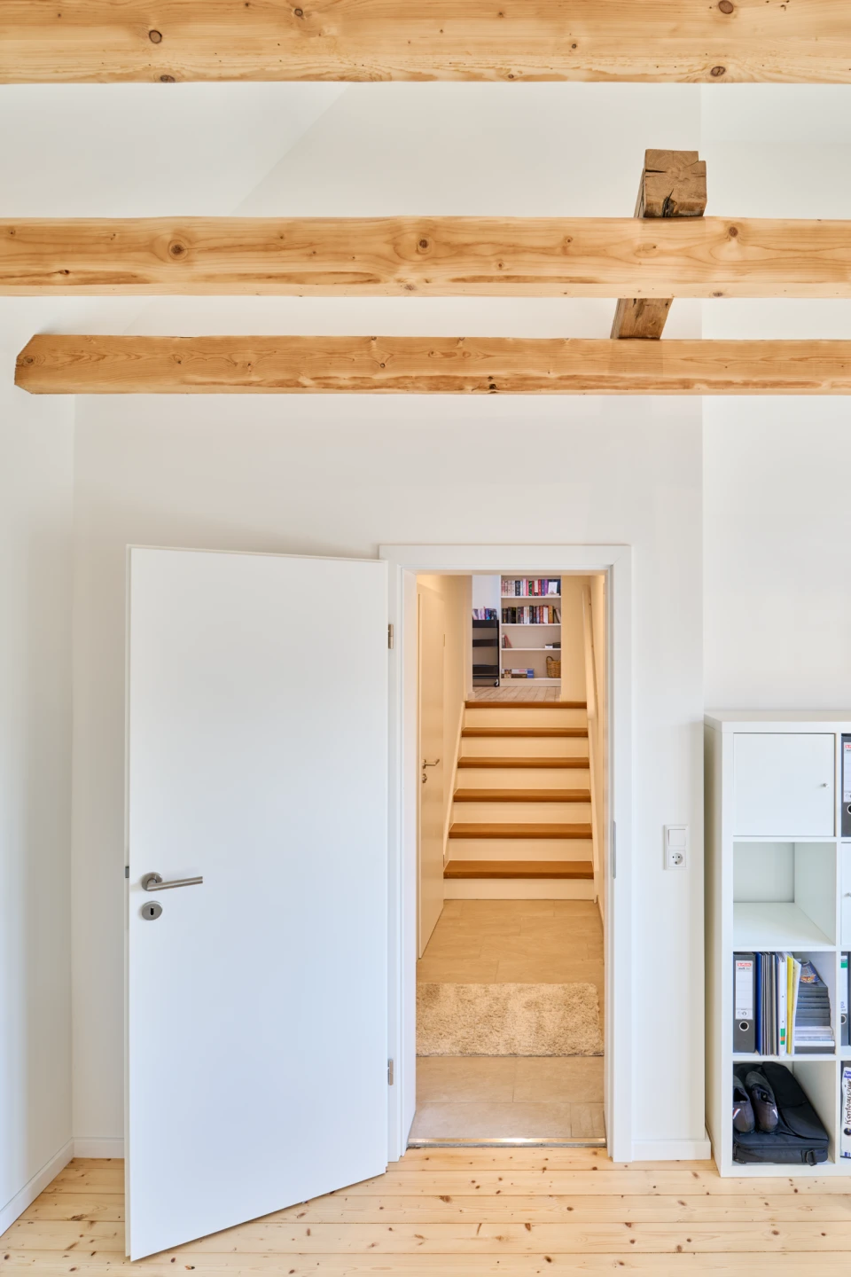 Gästezimmer mit Blick in Flur