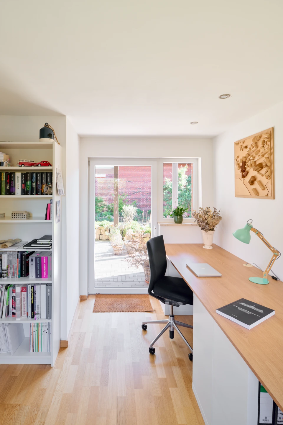 Büro mit Blick zur Terasse