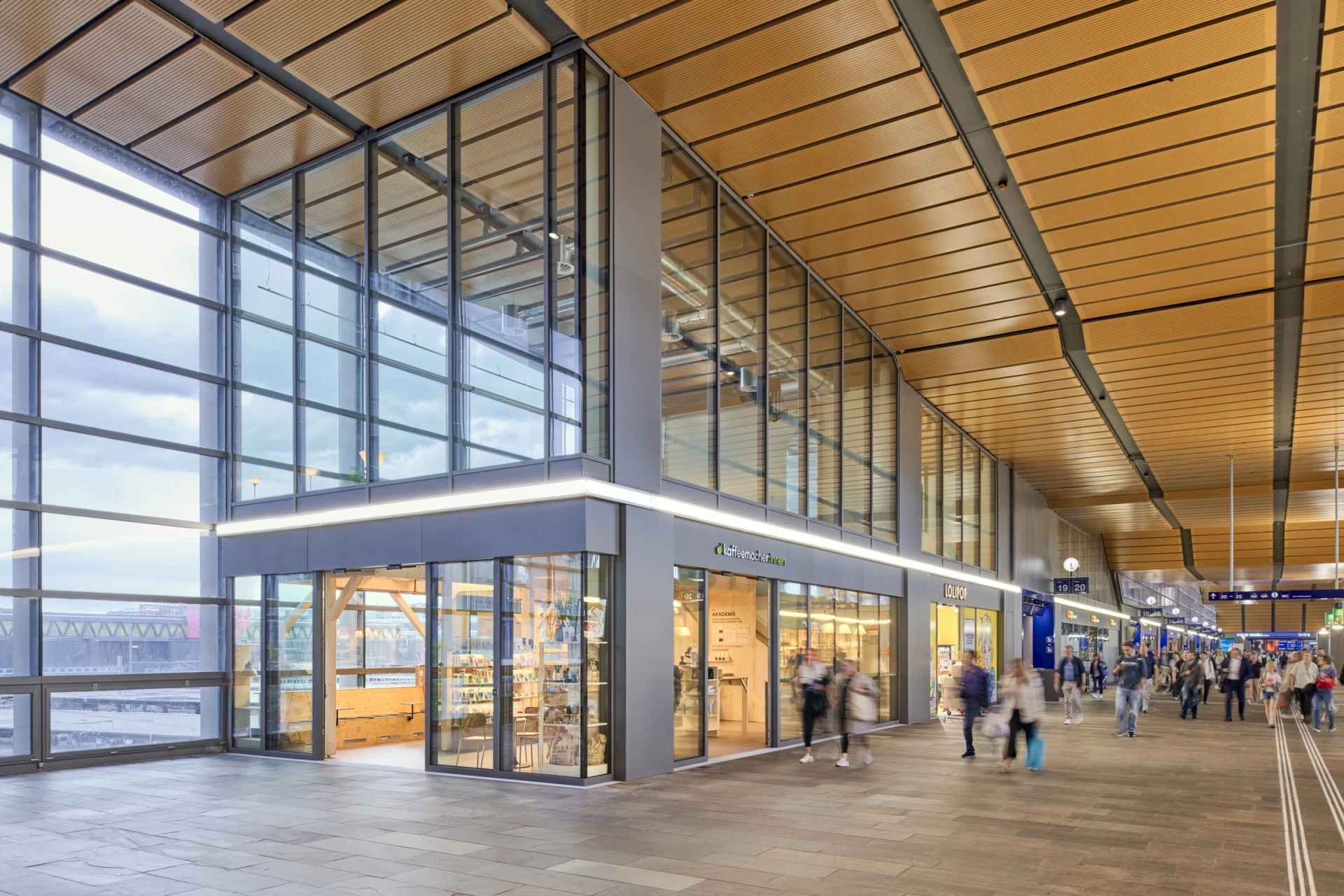 Außenaufnahme Bahnhofscafé mit Blick auf Passerelle