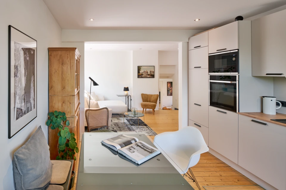 Interior Küche mit Blick in den Wohnbereich