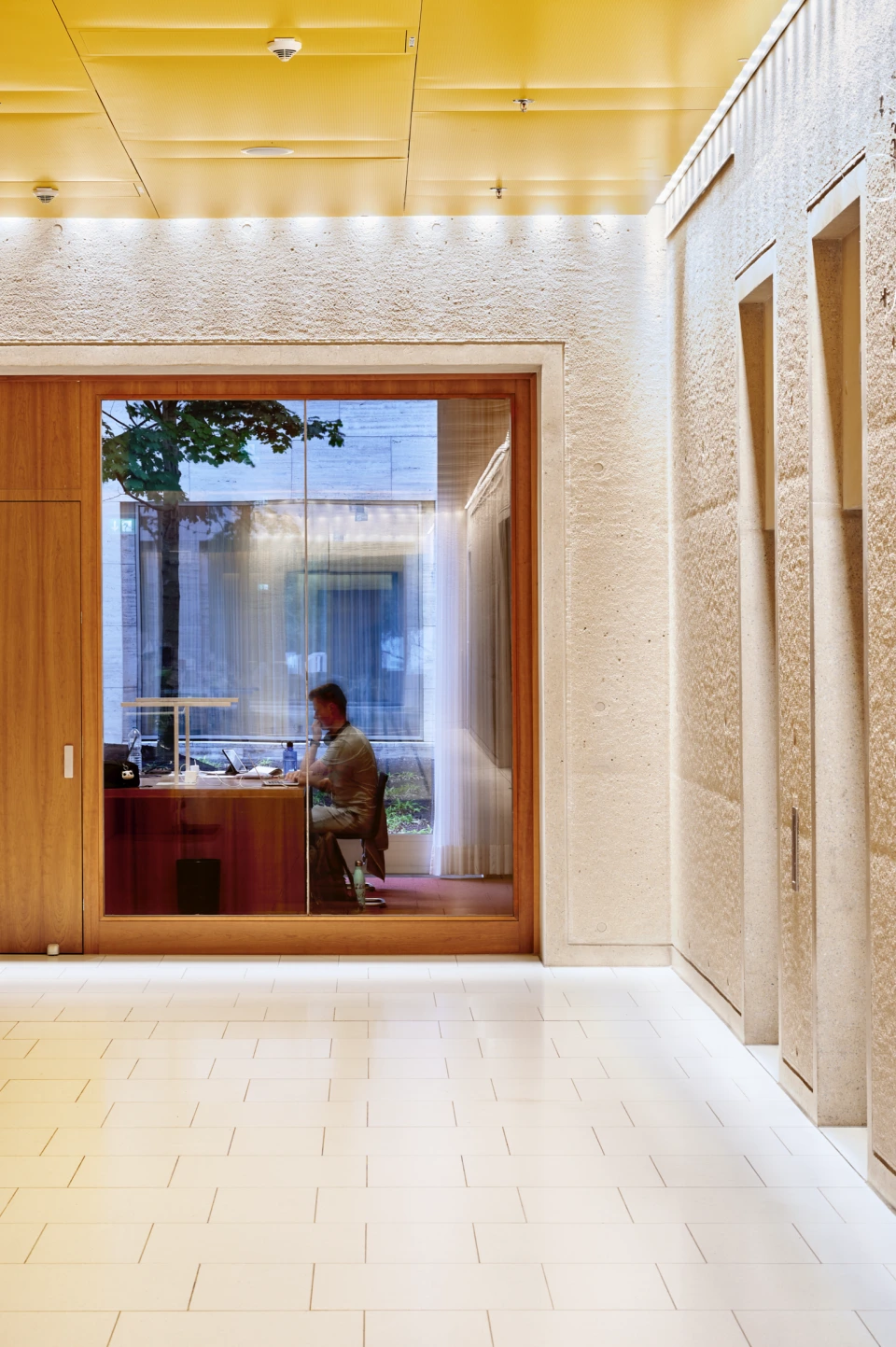 Blick Foyer in Bibliothek PEG Gebäude
