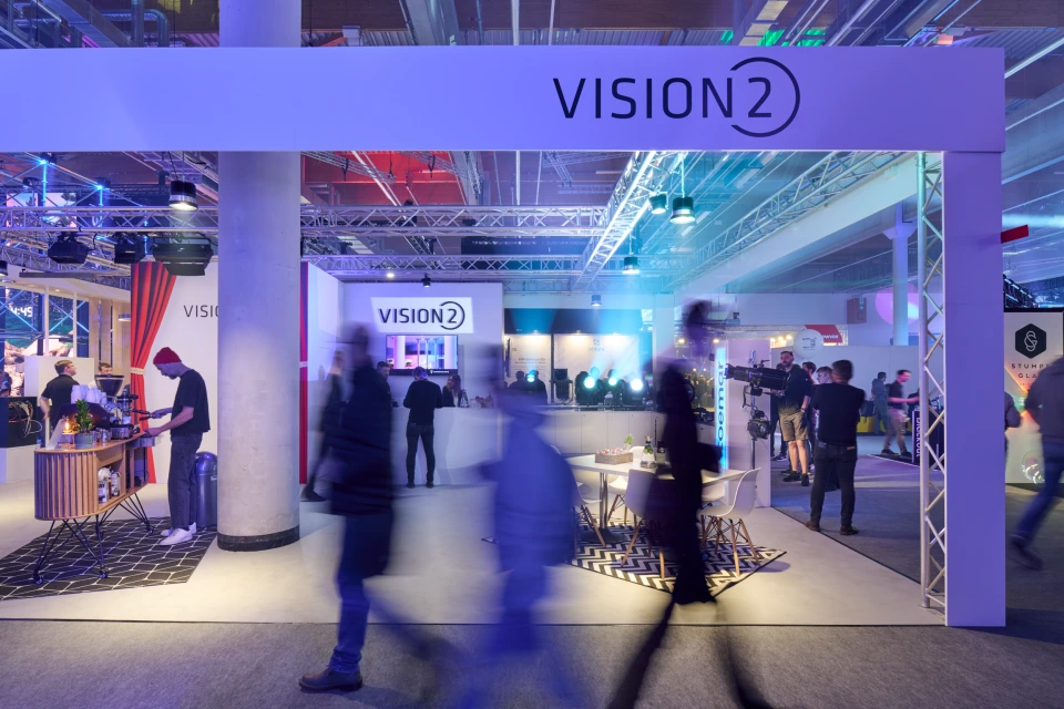 Architekturfotografie belebter Messestand