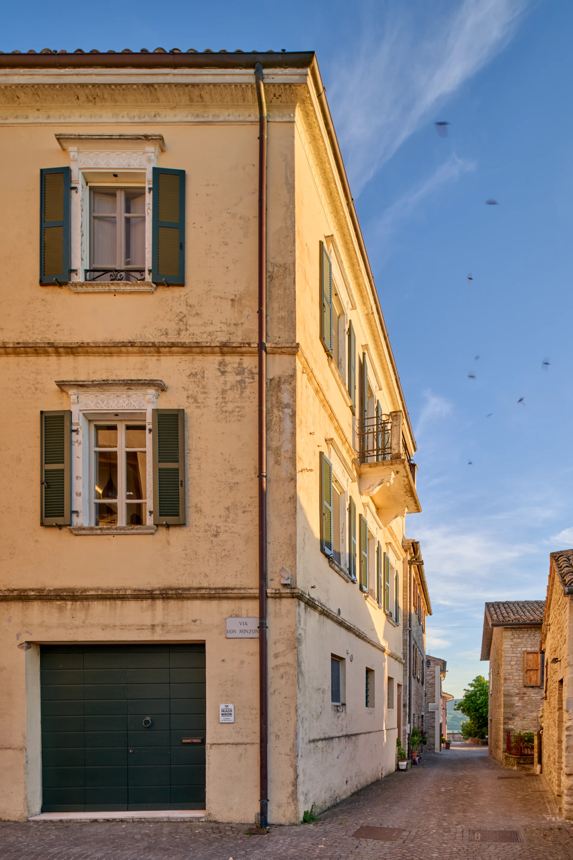 Straßenansicht Palazzo Minzoni Abendsonne