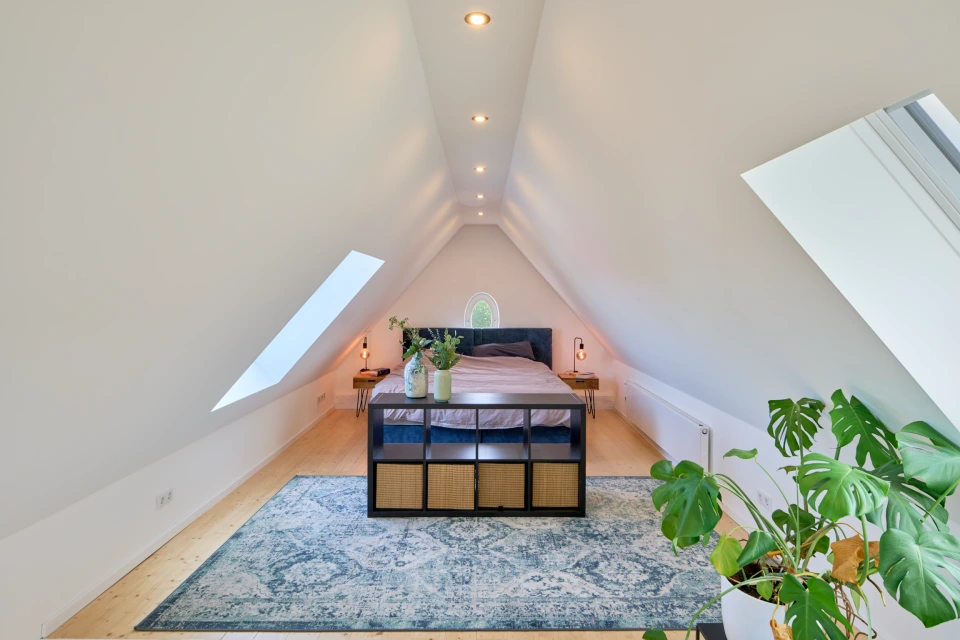 Heller Spitzboden mit Schlafzimmer
