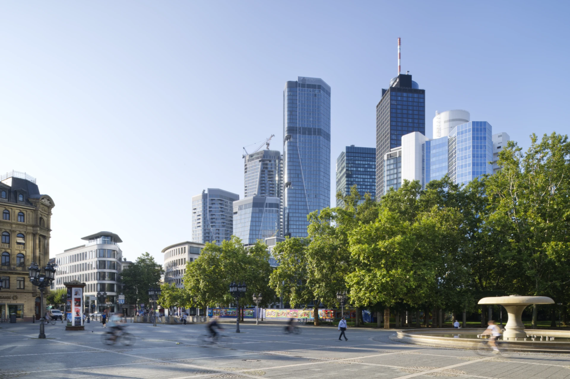 Opernplatz Frankfurt am Main mit Skyline