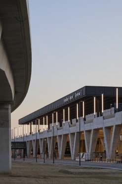 Zufahrt zum Terminal Gebäude mit Lichtinstallation