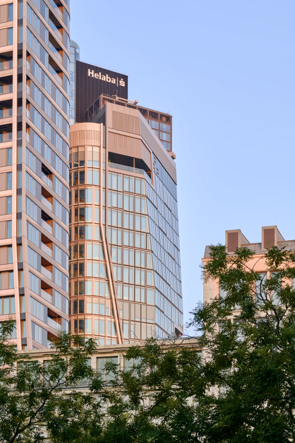 Fassaden-Flucht FOUR Frankfurt