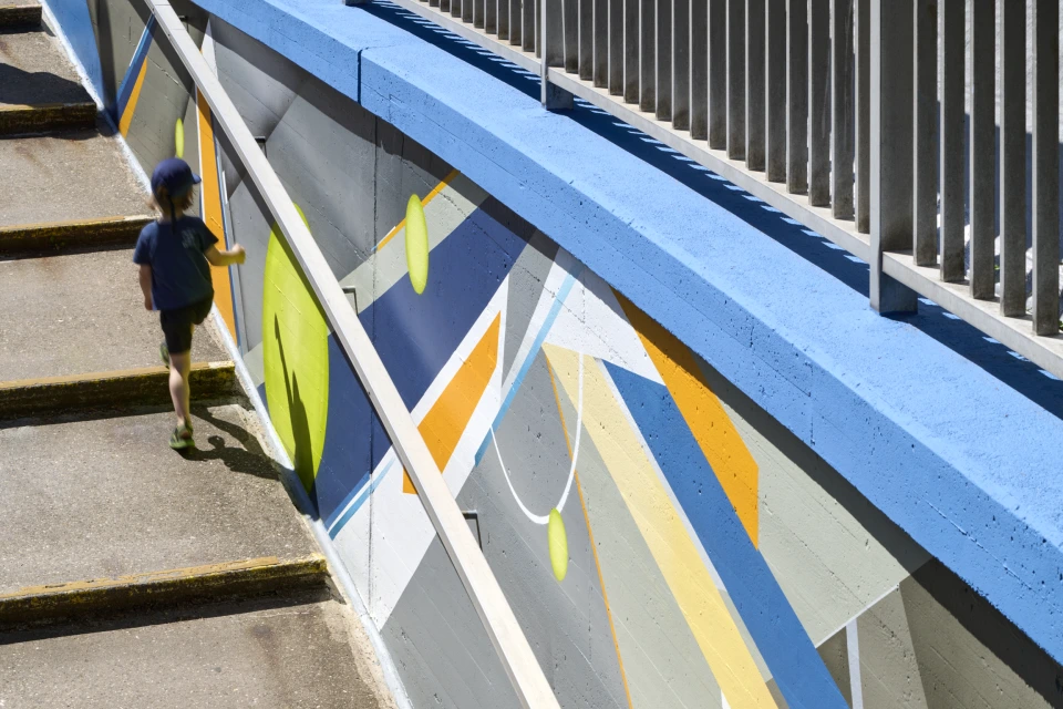 Grafisches Detail tunnelausgang Abendblau in Interaktion mit Passanten