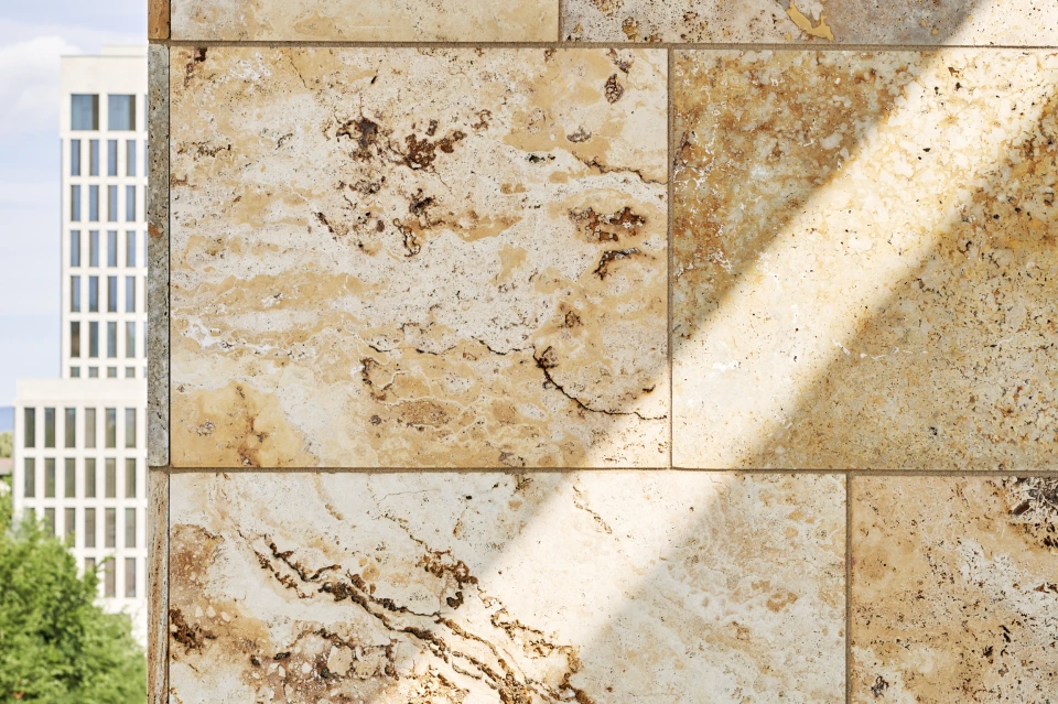 Detail Travertin Seminarhaus Goethe Uni