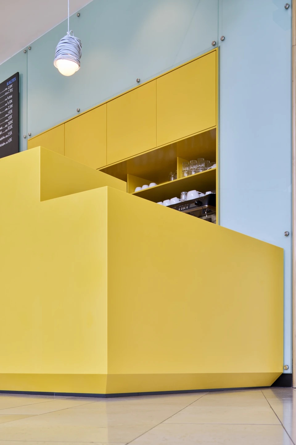 Detail Oberfläche und abgeschrägter Sockel